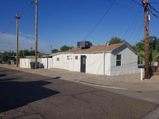 Building Photo - Spacious 1-Bed Home in North Phoenix with Private Backyard Unit B