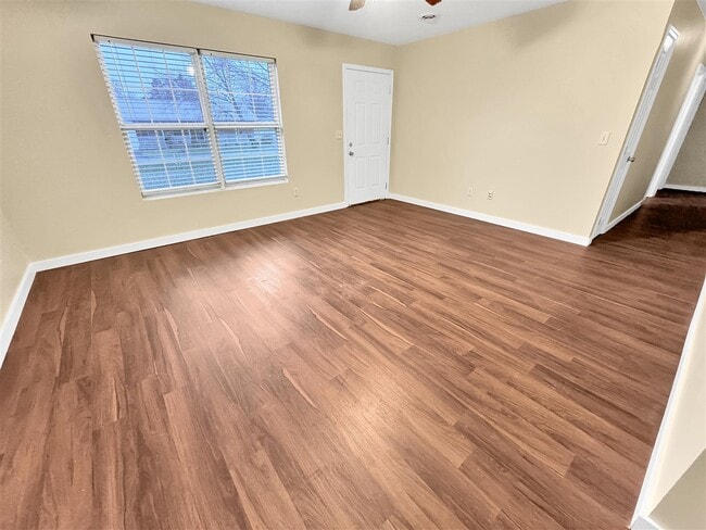 Photo - 403 E 7th St