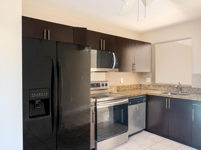 Building Photo - 4785 SW 62nd Ave Unit 102