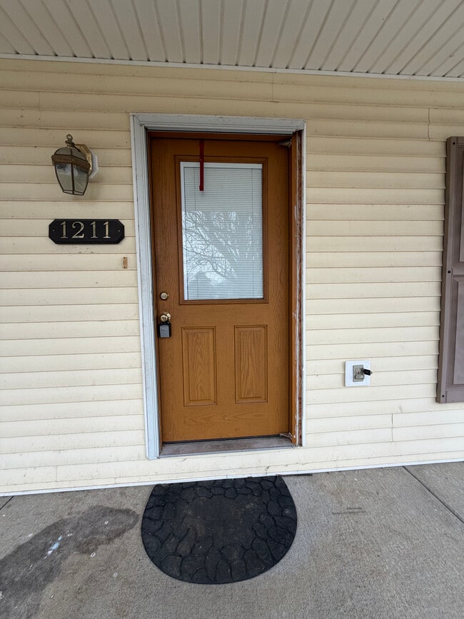 Photo - 1211 Redbud St