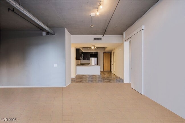 Building Photo - 353 E Bonneville Ave Unit 471