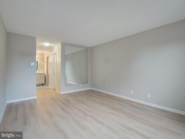 Photo - 309 Yoakum Pkwy Unidad 504