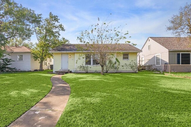 Photo - 1615 W 6th St Casa