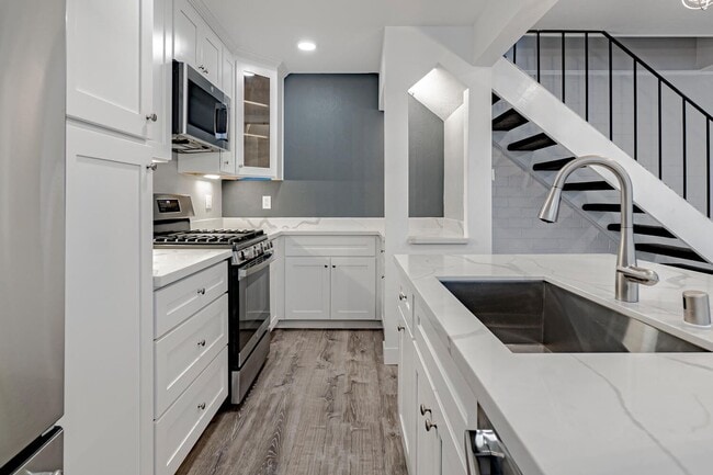 Building Photo - Fully Updated 2 Bedroom 1 Bath Condo