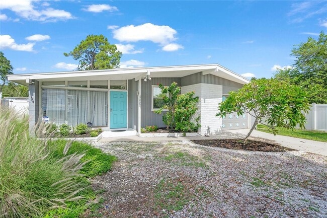 Building Photo - 2/2 luxury pool home in Sarasota, unfurnished annual rental