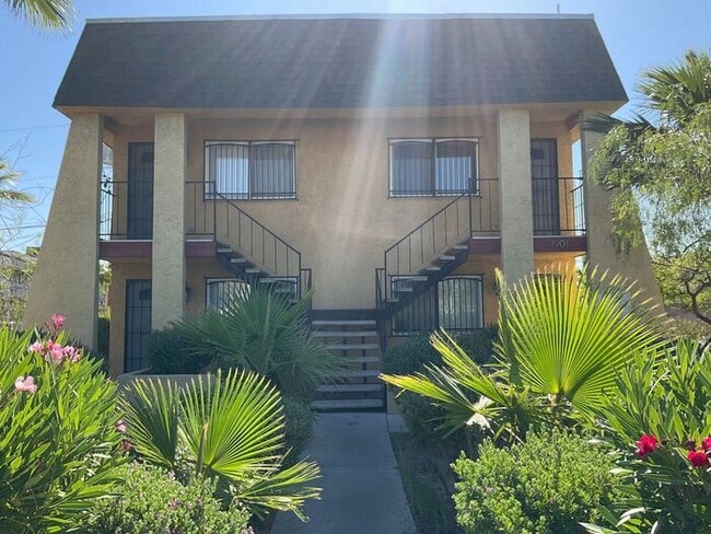 Building Photo - 2 BEDROOM UNIT!
