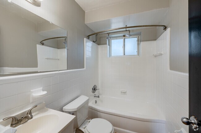 1BR, 1BA - 780SF, Bathroom