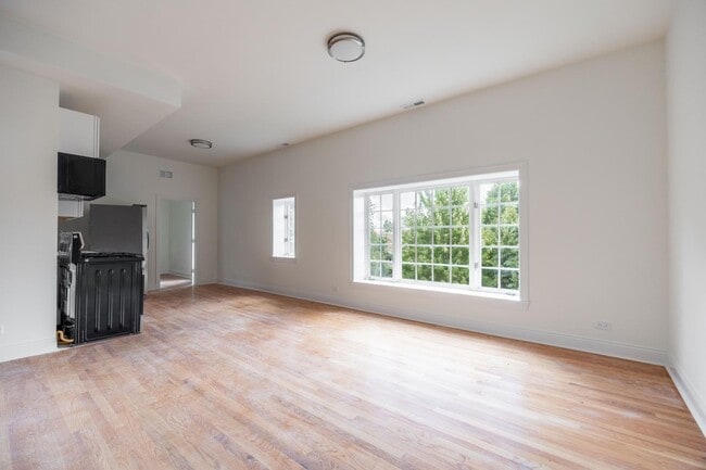 Photo - 3109 N Harding Ave Unit 2