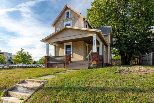 Building Photo - 3 Bed Single-Family Home Near Aultman Hospital – $1,595/mo