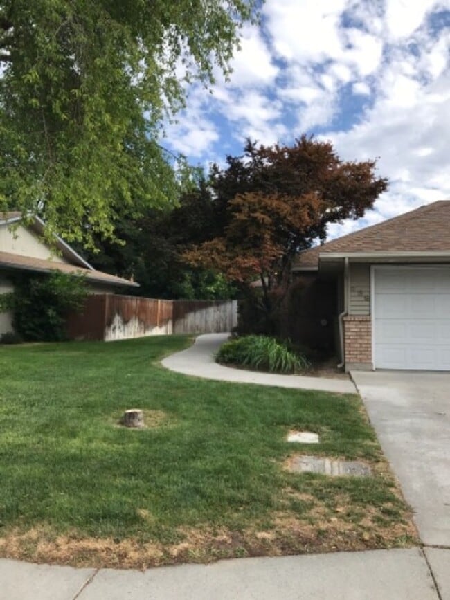 Building Photo - 238 Crestview Dr