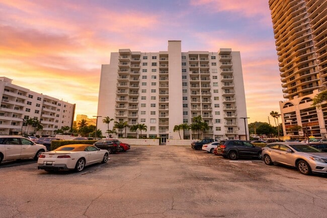 Building Photo - 200 S Birch Rd Unit 605