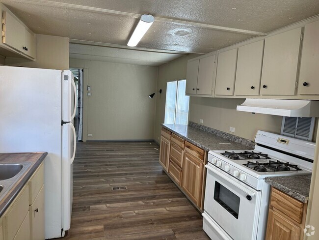 Building Photo - 2 bedroom 1 bath in park Rental