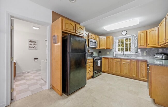 Building Photo - 204 Elliott Ave