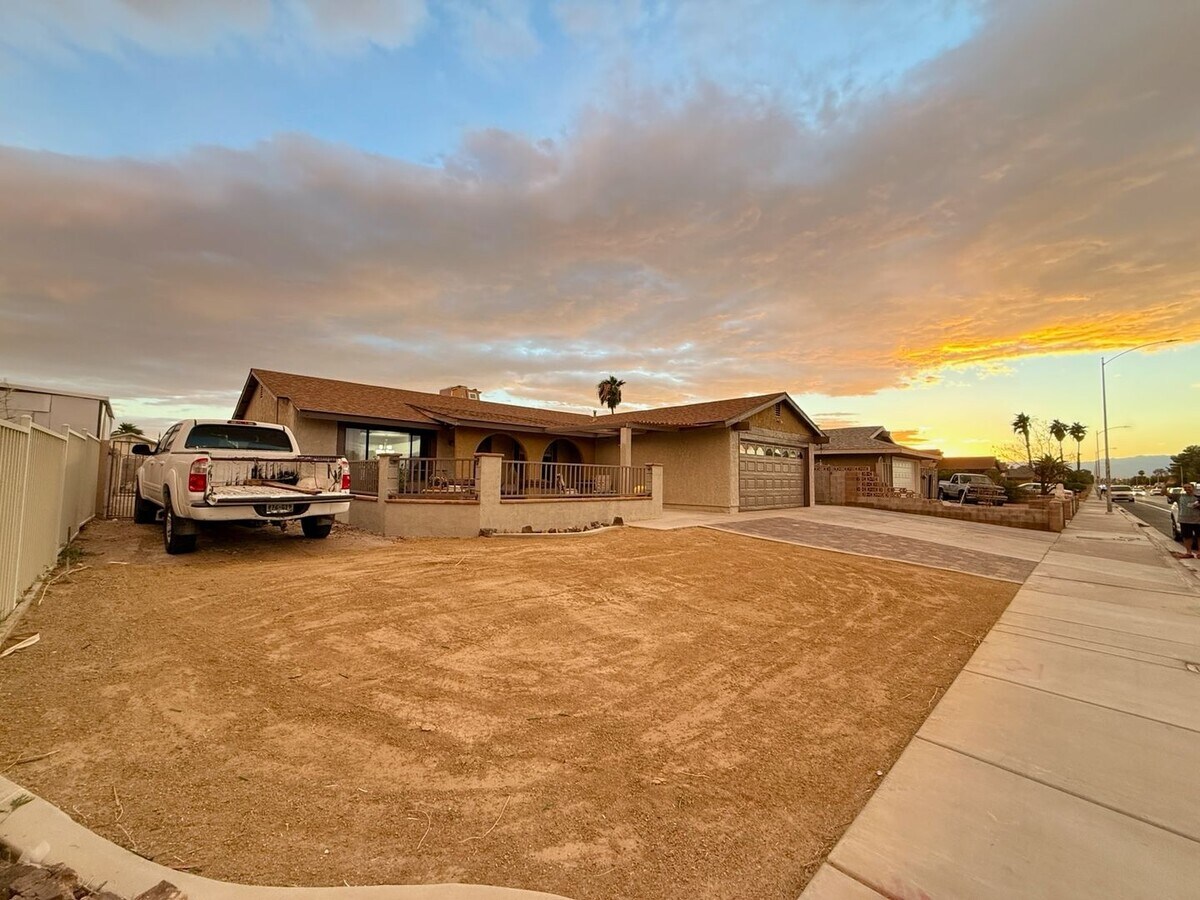 Ultimate Toy Lover’s Paradise Dual RV Pa... House House Rental in