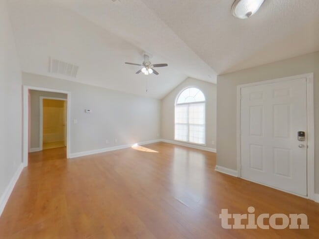 Photo - 323 Dexter Pl