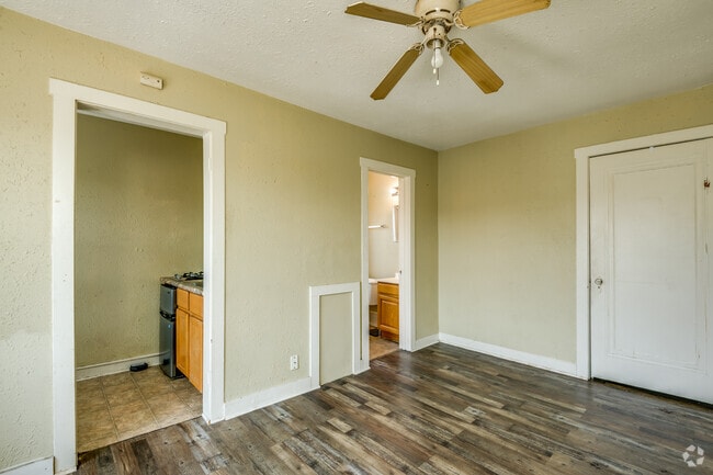 Studio, 1 BA - 300SF