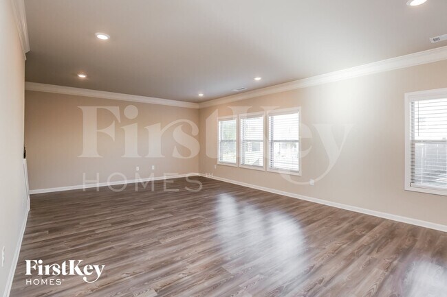 Photo - 193 Creekside Bluff Way