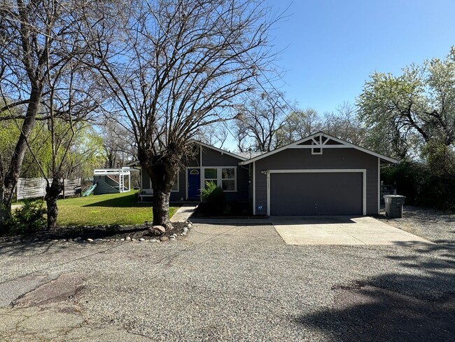 Home on 1 acre lot with above ground pool - Home on 1 acre lot with above ground pool