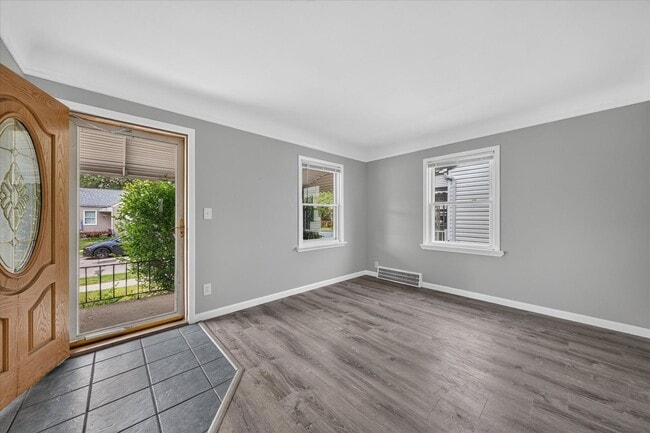Photo - Charming 3-Bedroom Bungalow for Rent in Lincoln Park