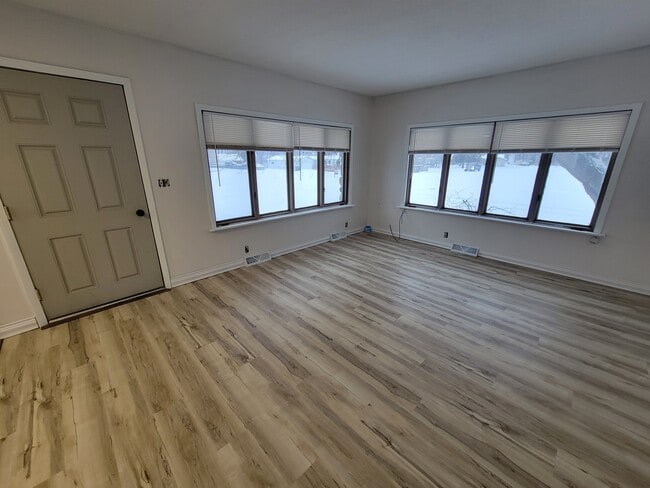 802 Le Hillier St Unit 4 Bed 2 Bath + Laundry