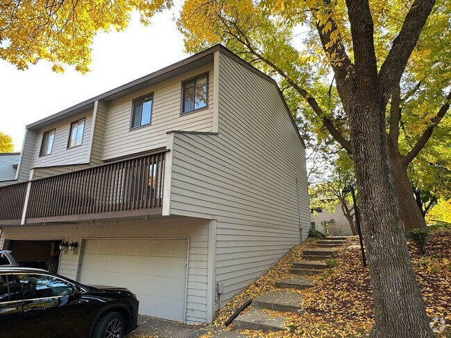 Building Photo - Maple Grove Town Home, Washer/Dryer, 2 Car...