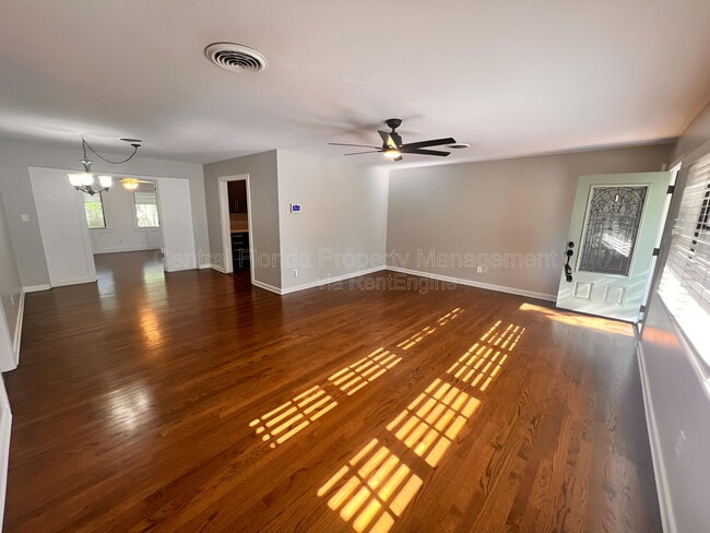 Photo - 2011 Howard Dr