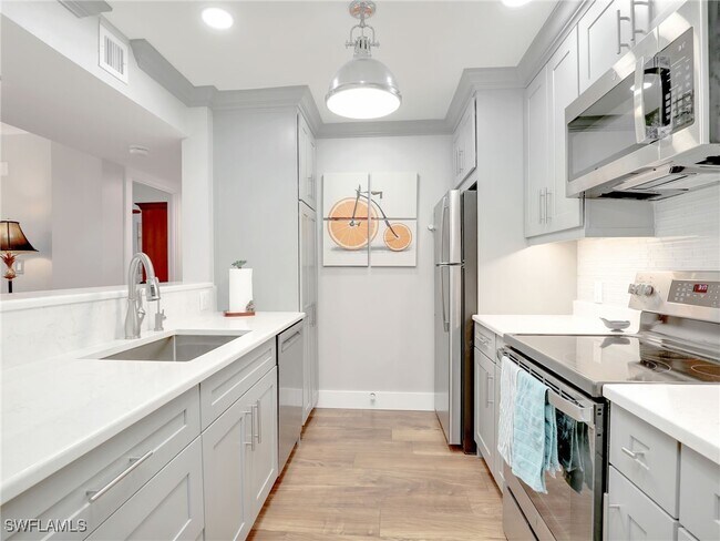 Photo - 555 Park Shore Dr Unidad B-113