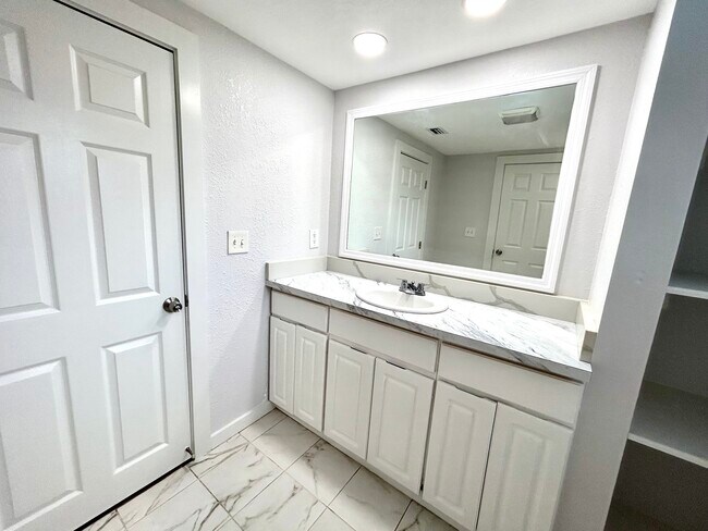 Photo - 487 Overstreet Ave