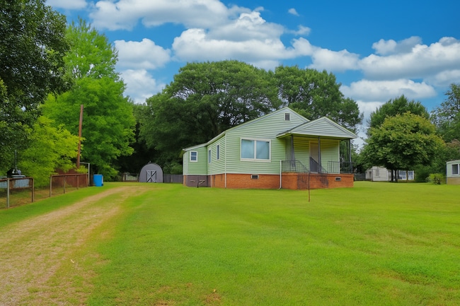 Building Photo - 3 Bedroom Home in Mount Holly, NC (Lawn Ca...