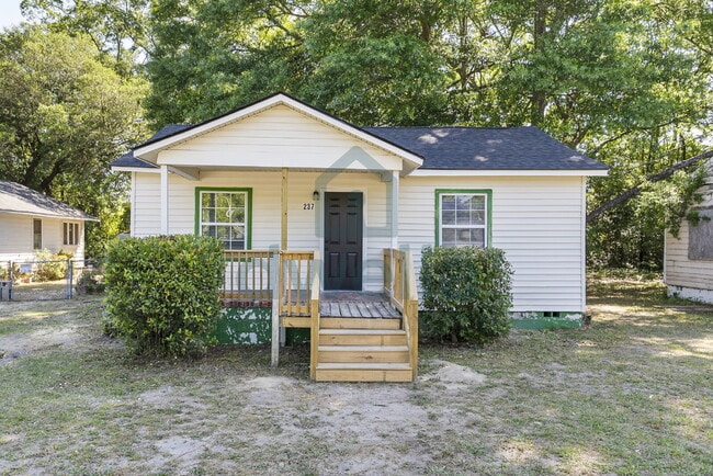 Building Photo - LOCATION, LOCATION, LOCATION!!! 3-Bedroom RENOVATED Rental Home-UNMATCHED CONVENIENCE!