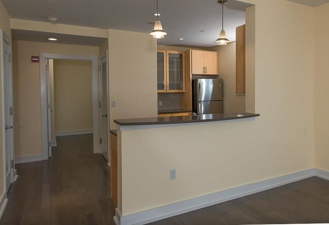 Building Photo - 3312 Hudson Ave Unit 10J