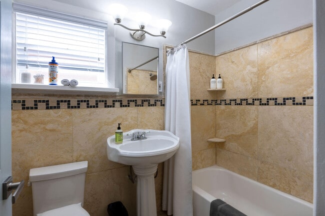 Photo - 17 S L St Unit 2