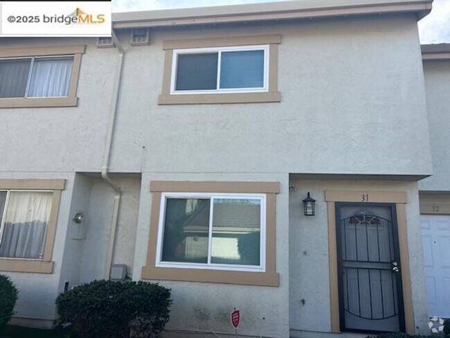 Building Photo - Move In Ready! 2BR / 1.5BA Townhome