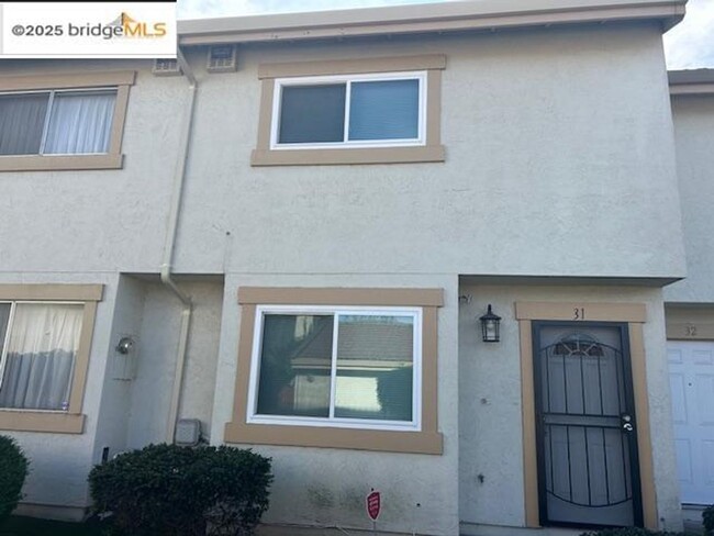 Move In Ready! 2BR / 1.5BA Townhome - Move In Ready! 2BR / 1.5BA Townhome