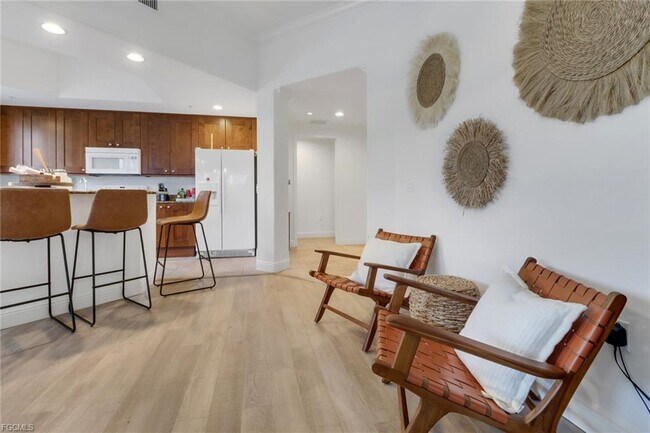 Photo - 985 Sandpiper St