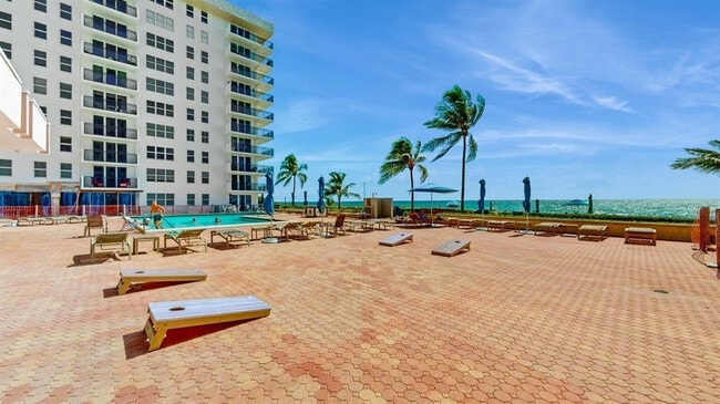 Photo - 1149 Hillsboro Mile Unidad 610