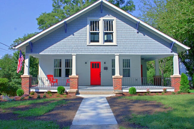 Building Photo - Beautiful apartment less than 1 mile from Brightleaf Square! Utilities Included!