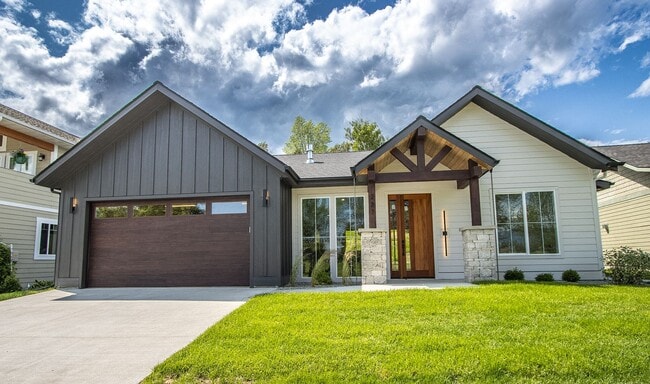 Building Photo - 4bed/2bath house on Village Greens Golf Co...