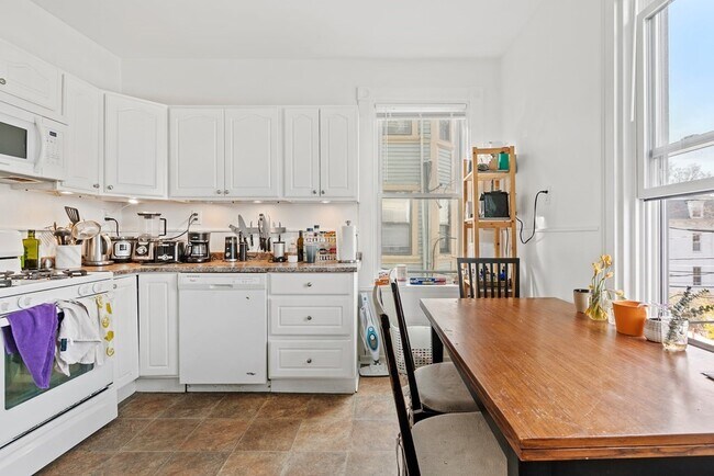 Building Photo - 60 Walnut St Unit 6