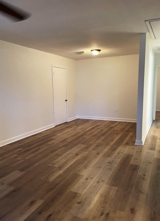 Building Photo - 600 E Plum St Rental