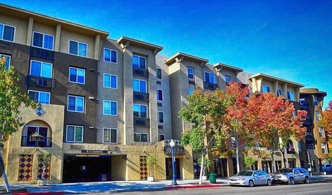 Building Photo - 1970 Columbia St Unit 309