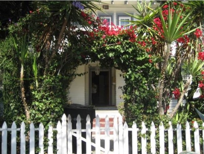 Front of Building - 915 25th St Unit 4