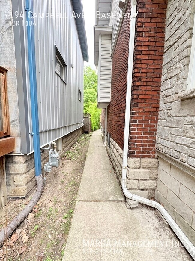 Photo - NEWLY RENOVATED 1BED/1 BATH -BASEMENT UNIT WESTSIDE + 20% OF UTILITIES Unité Basement