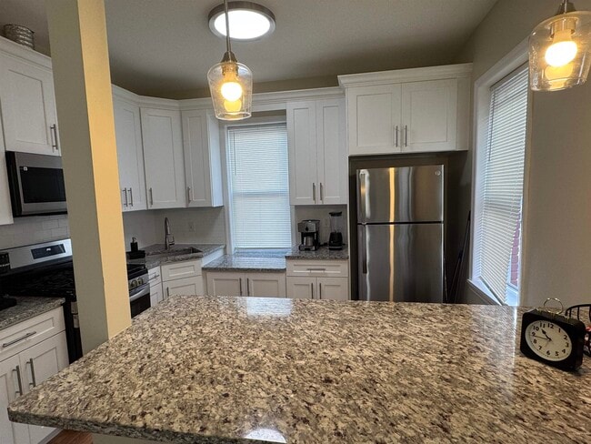 Building Photo - 523 Grand Ave Unit 1R