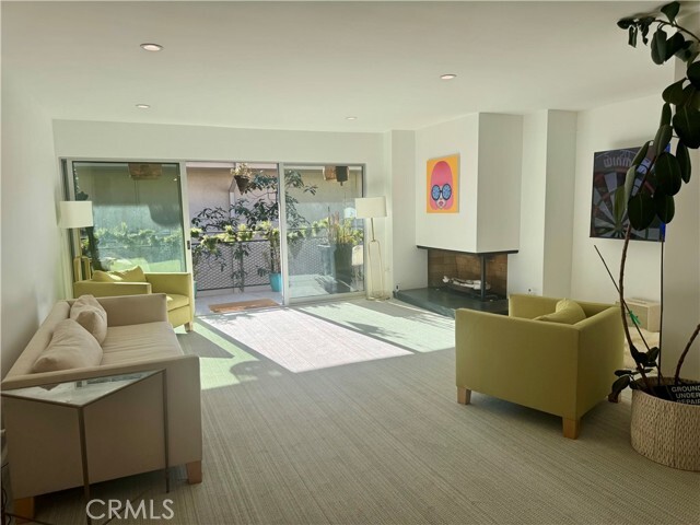 Building Photo - 241 S Barrington Ave Unit B7