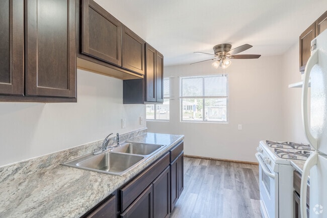 2BR,1BA - 724SF - Kitchen - Portland Terrace