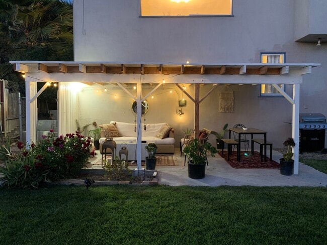 Building Photo - 5305 Calatrana Dr Rental