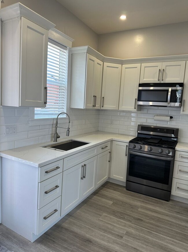Building Photo - Gorgeous updated 2 bedroom available now!