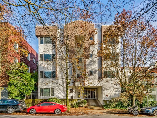 Building Photo - Spacious 1 Bed 1 Bathroom Capitol Hill Unit! Rental