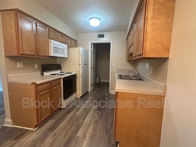 Photo - 2260 Sunderland Rd